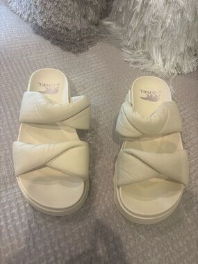 Sorel Women's Cream Padded Cross-Strap Slide Sandals